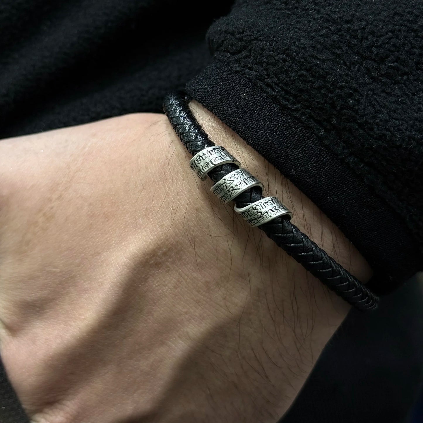 Ayetel Kürsi Yazılı Gümüş Plakalı Deri Örgülü Bileklik – Kadın ve Erkekler İçin Manevi ve Şık Tasarım