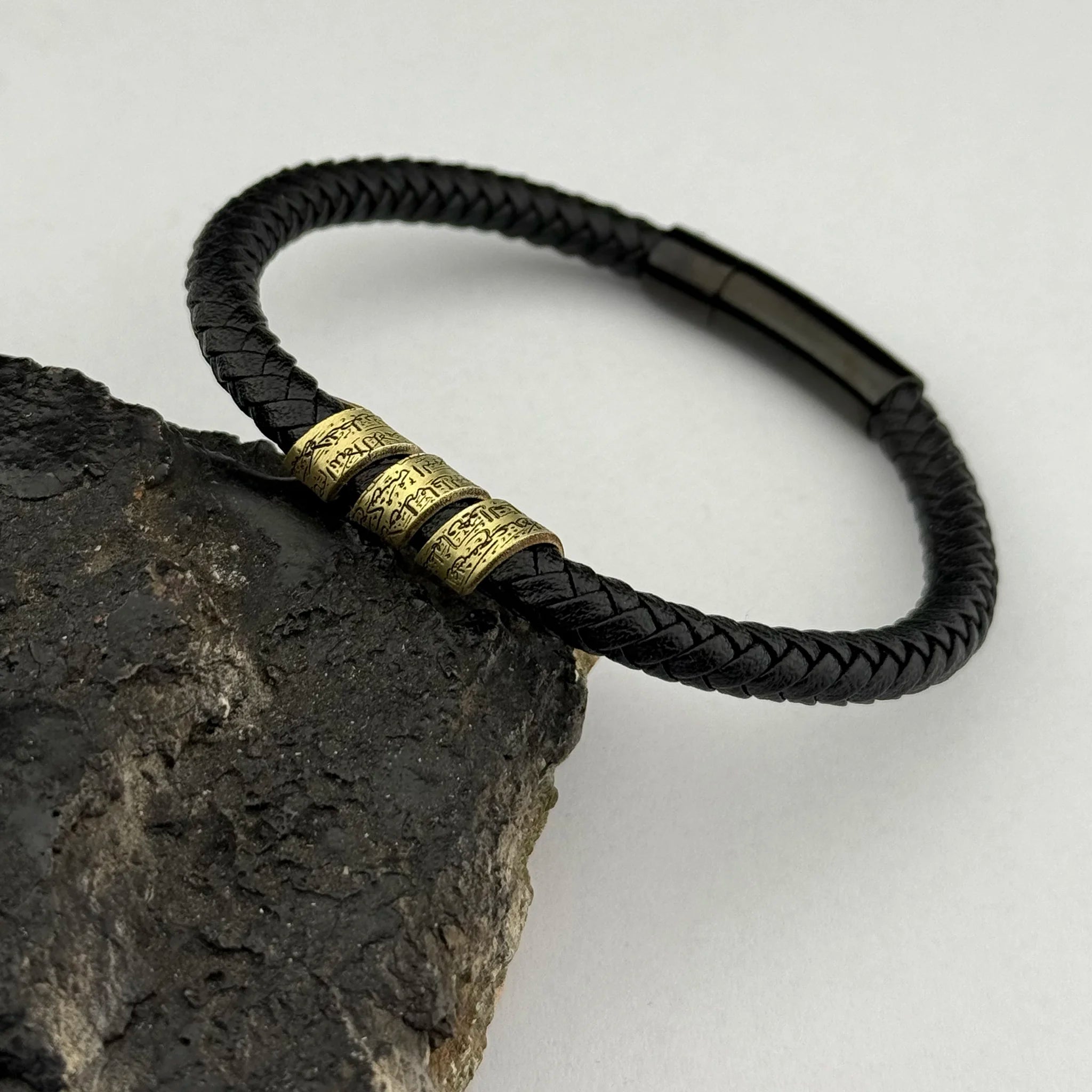 Ayetel Kürsi Yazılı Gümüş Plakalı Deri Örgülü Bileklik – Kadın ve Erkekler İçin Manevi ve Şık Tasarım