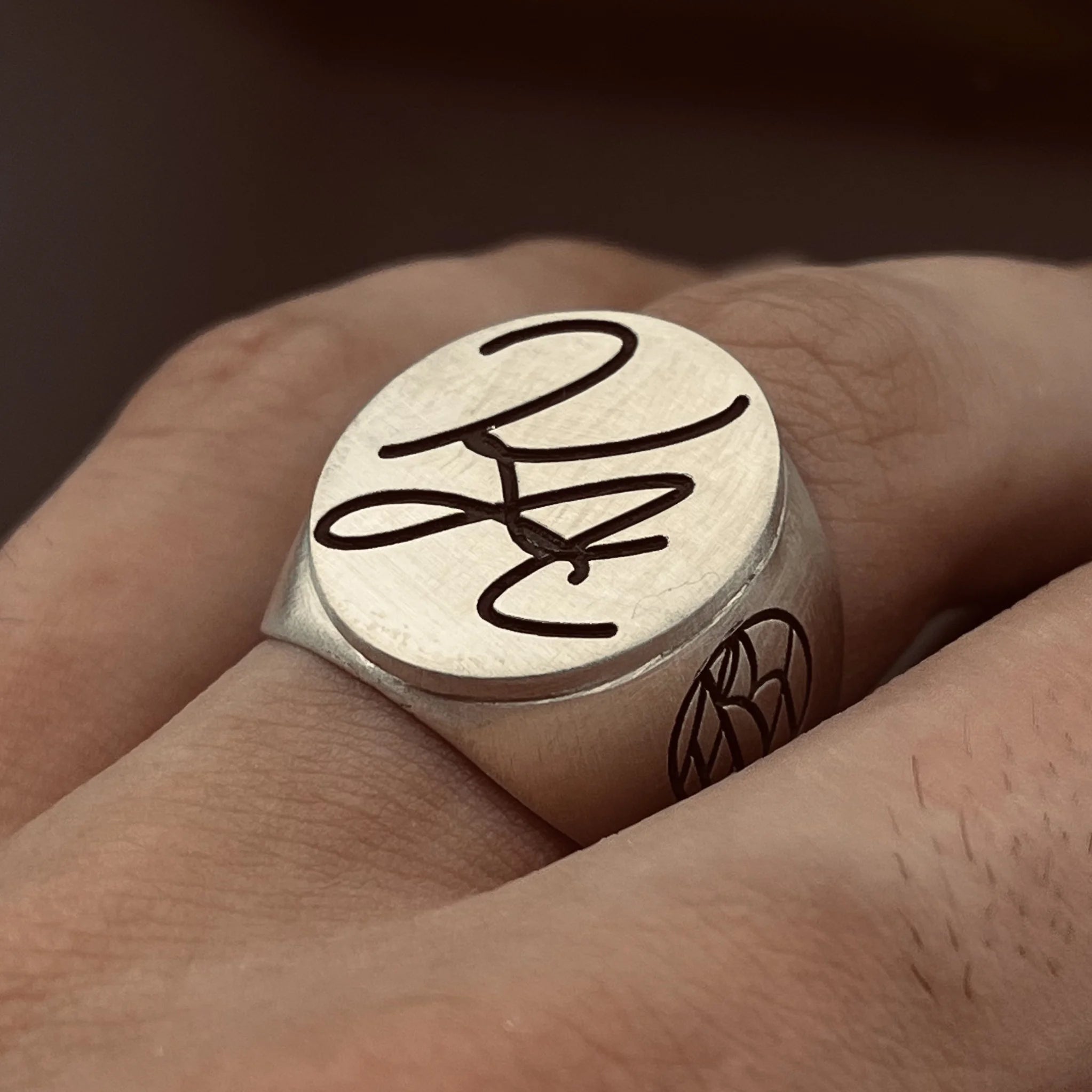 İmza Tasarım: Baş Harf İşlemeli Gümüş Mühür Yüzük