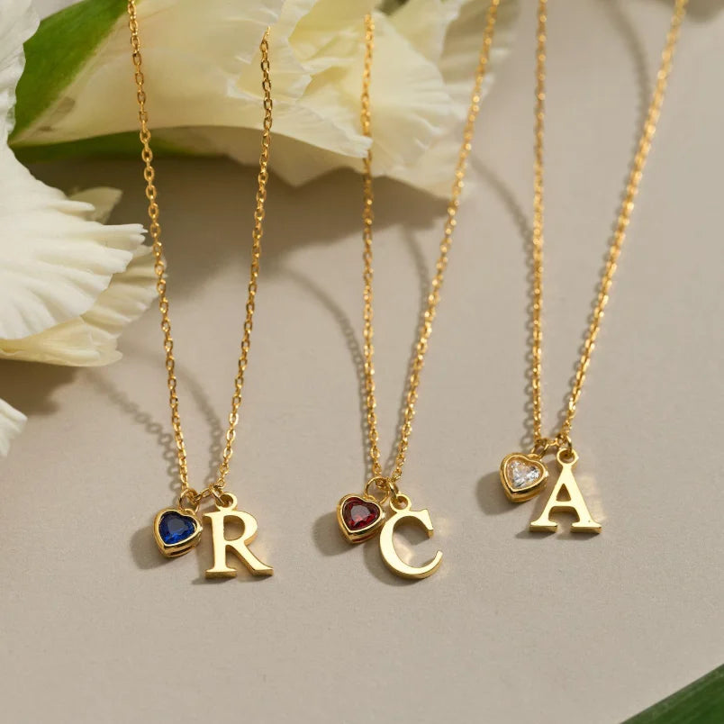 Kalpli İsim Baş Harfli Kolye – Sevginizi Zarafetle İfade Edin