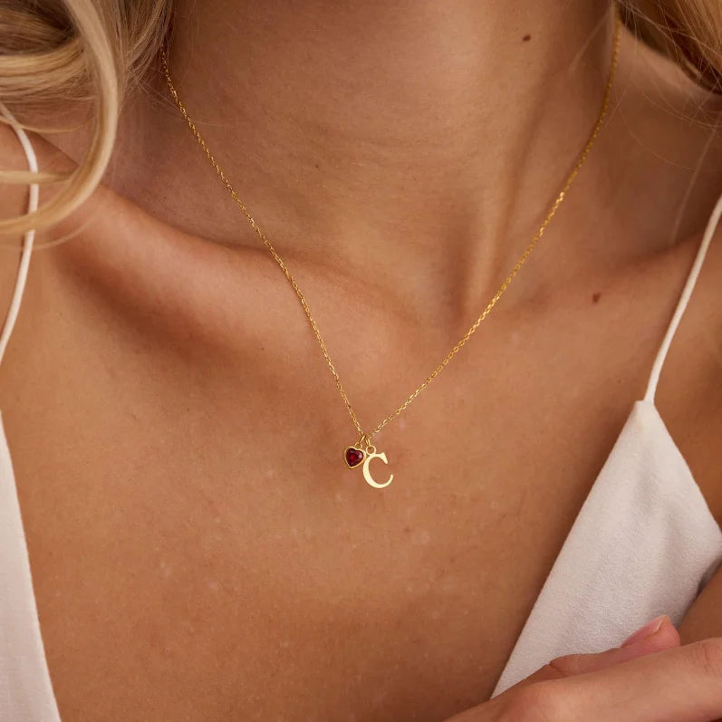 Kalpli İsim Baş Harfli Kolye – Sevginizi Zarafetle İfade Edin